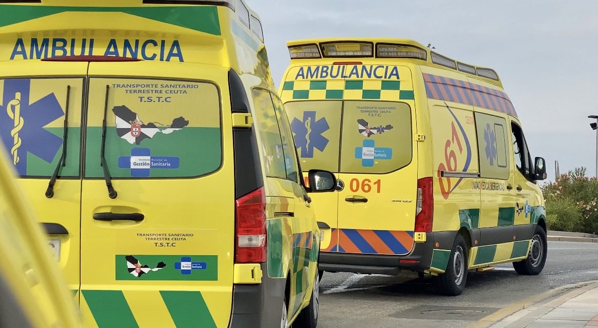 Un equipo sanitario asiste un parto en una ambulancia de TSTC a 300 metros del Hospital de Ceuta